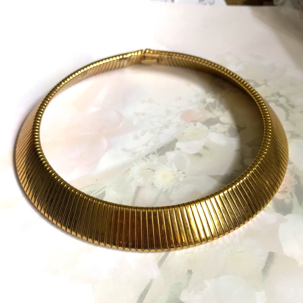 Beautiful Vintage GP Broad Chunky Omega Metal Choker! In great condition